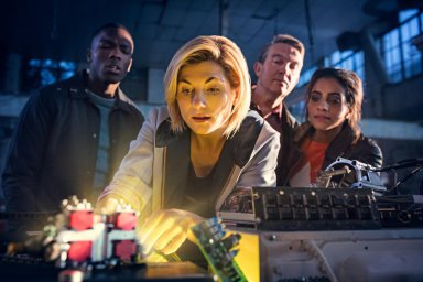 Кадры из фильма Доктор Кто: Женщина, которая упала на Землю (Doctor Who: The Woman Who Fell to Earth) Кадры из фильма Доктор Кто: Женщина, которая упала на Землю (Doctor Who: The Woman Who Fell to Earth)