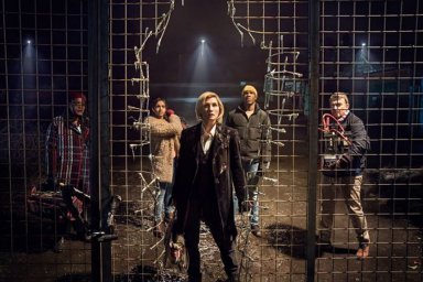 Кадры из фильма Доктор Кто: Женщина, которая упала на Землю (Doctor Who: The Woman Who Fell to Earth) Кадры из фильма Доктор Кто: Женщина, которая упала на Землю (Doctor Who: The Woman Who Fell to Earth)