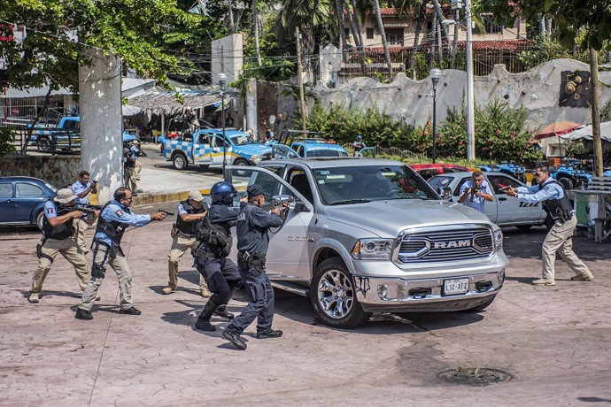 Кадры из фильма Добро пожаловать в Акапулько (Welcome to Acapulco)