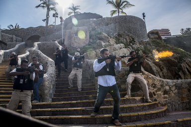 Кадры из фильма Добро пожаловать в Акапулько (Welcome to Acapulco)