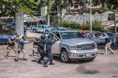 Кадры из фильма Добро пожаловать в Акапулько (Welcome to Acapulco)