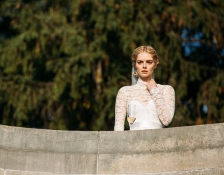 В сериале «Девять совсем незнакомых людей» сыграет роль Самара Уивинг