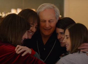 HULU приготовил для своих подписчиков рождественский фильм «Happiest Season»