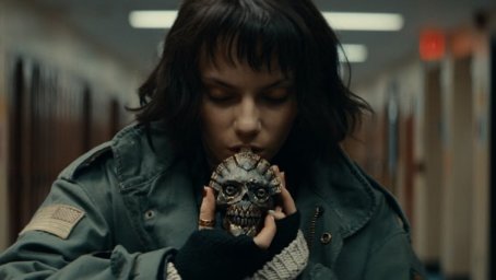 Дафни Кин в роли детектива зла в зловещем хорроре «Зловещий свист»